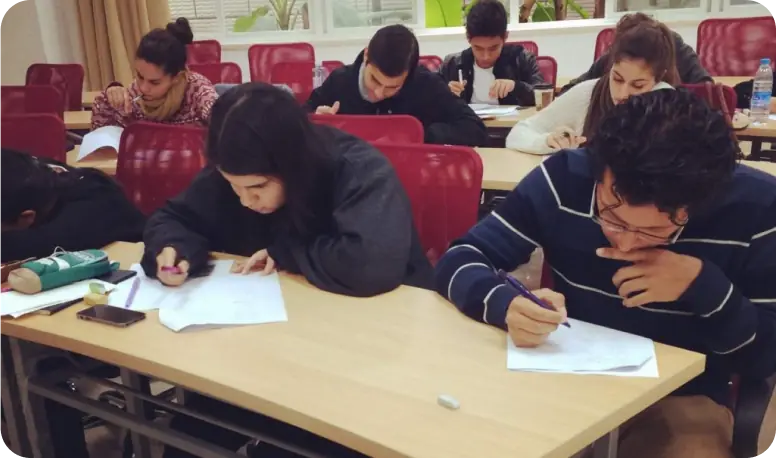 Učenici pišu test iz kineskog jezika u učionici